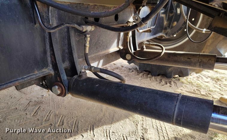 image for item DT0839 Gleaner R52 combine