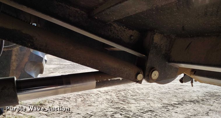 image for item DT0839 Gleaner R52 combine