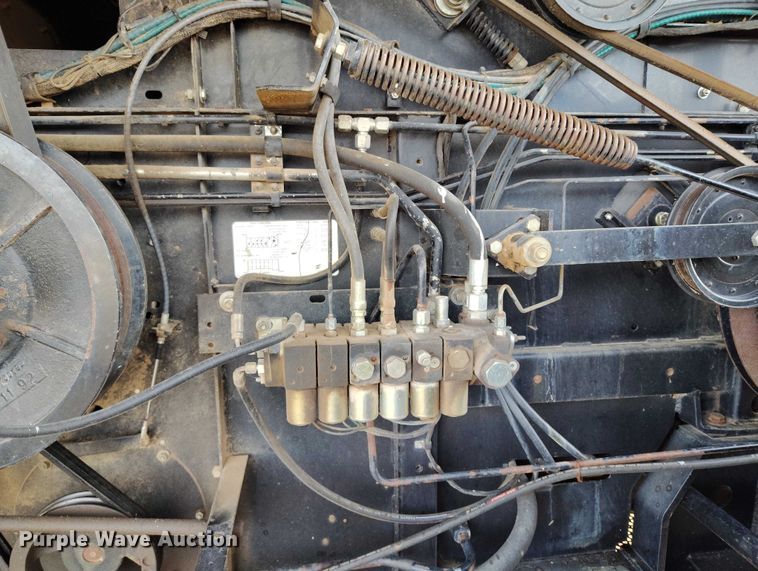 image for item DT0839 Gleaner R52 combine