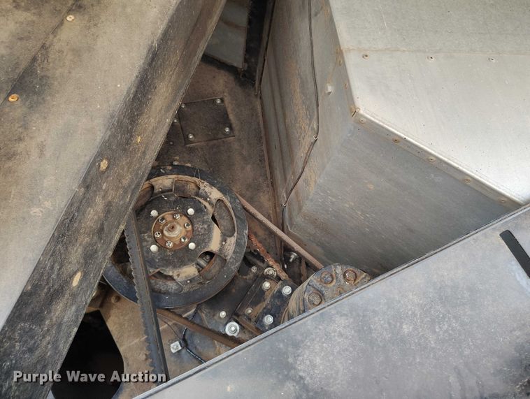 image for item DT0839 Gleaner R52 combine