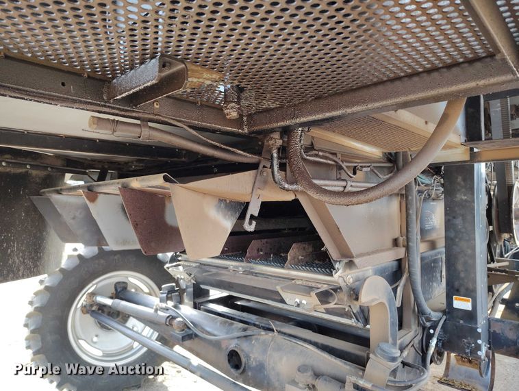 image for item DT0839 Gleaner R52 combine