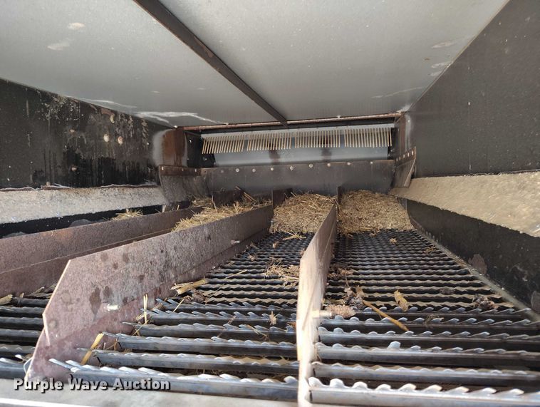 image for item DT0839 Gleaner R52 combine