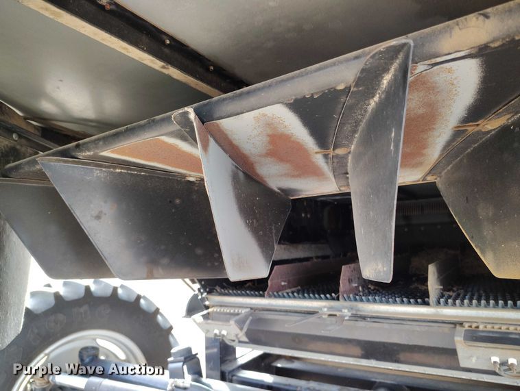 image for item DT0839 Gleaner R52 combine