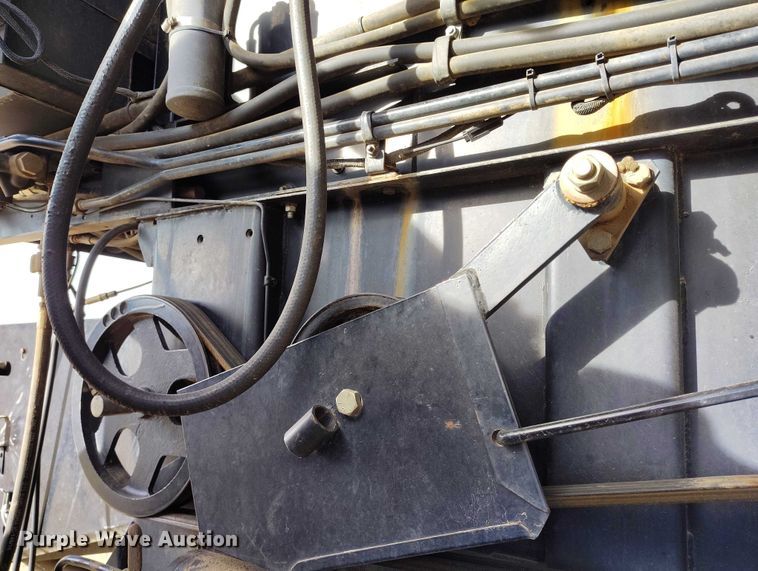 image for item DT0839 Gleaner R52 combine