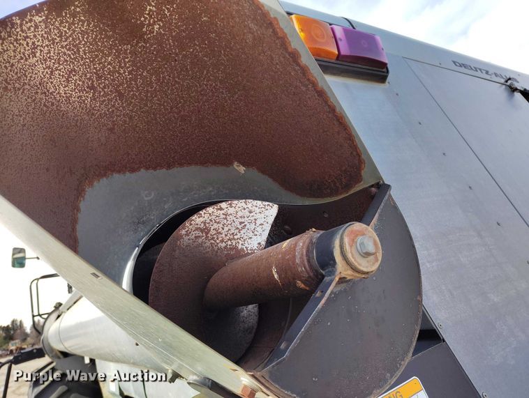 image for item DT0839 Gleaner R52 combine