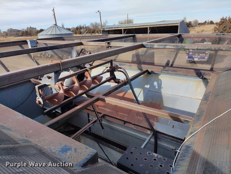 image for item DT0839 Gleaner R52 combine