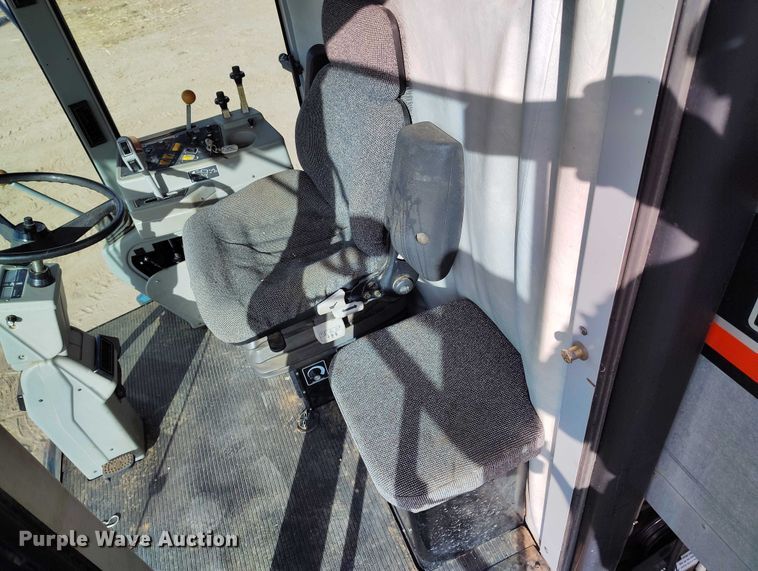 image for item DT0839 Gleaner R52 combine