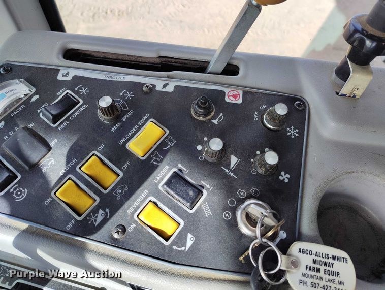 image for item DT0839 Gleaner R52 combine