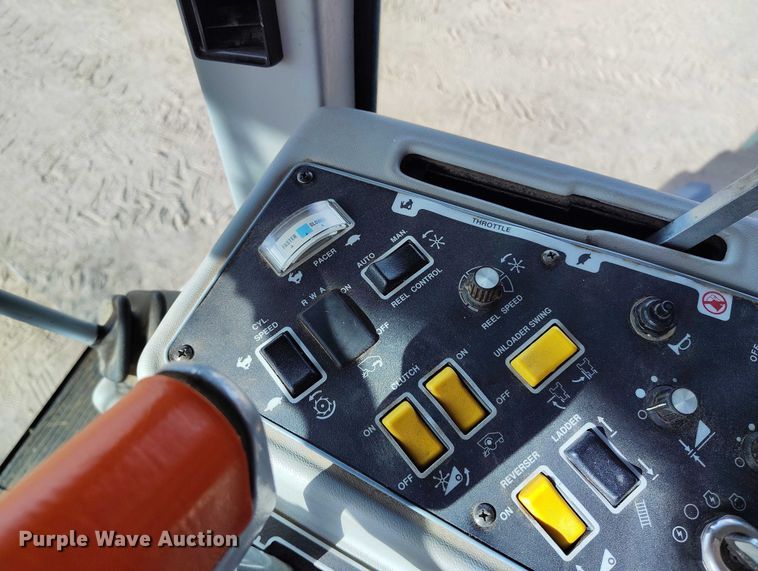 image for item DT0839 Gleaner R52 combine