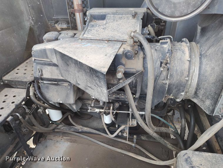 image for item DT0839 Gleaner R52 combine