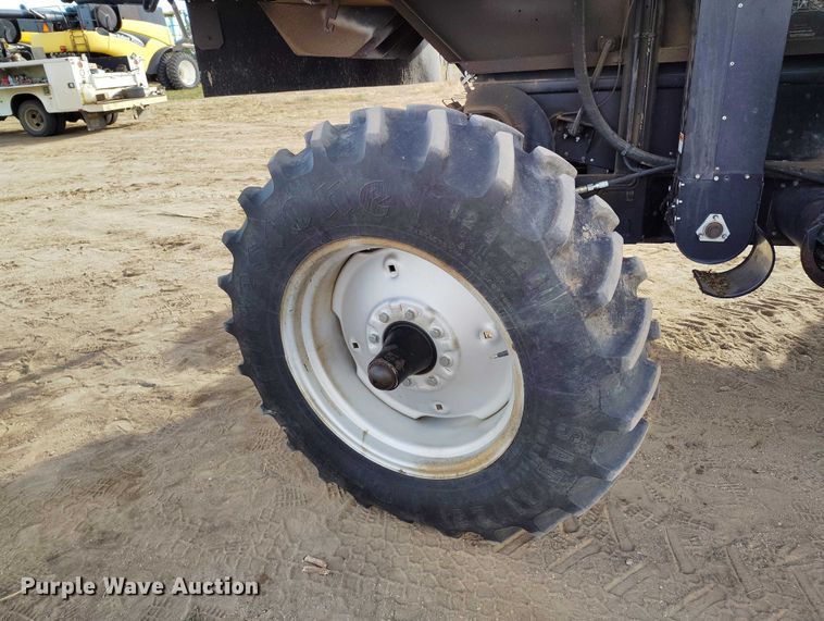 image for item DT0839 Gleaner R52 combine