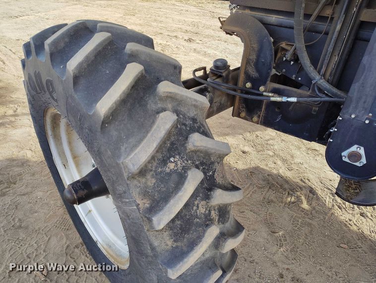 image for item DT0839 Gleaner R52 combine