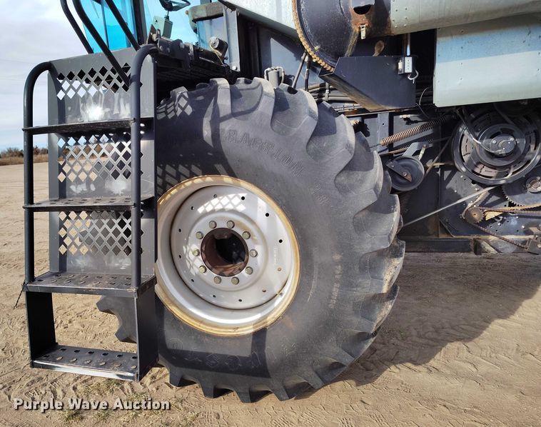 image for item DT0839 Gleaner R52 combine