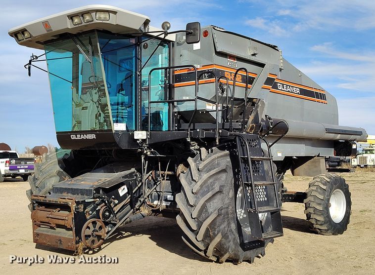 image for item DT0840 Gleaner R62 combine
