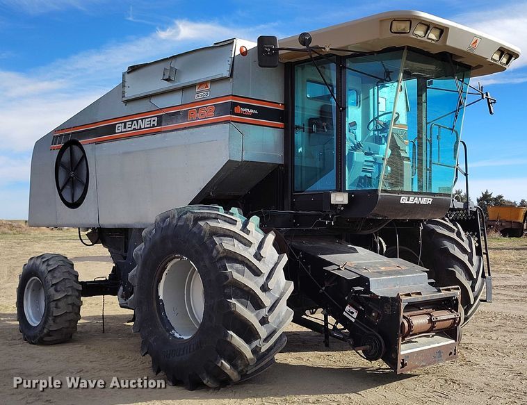 image for item DT0840 Gleaner R62 combine