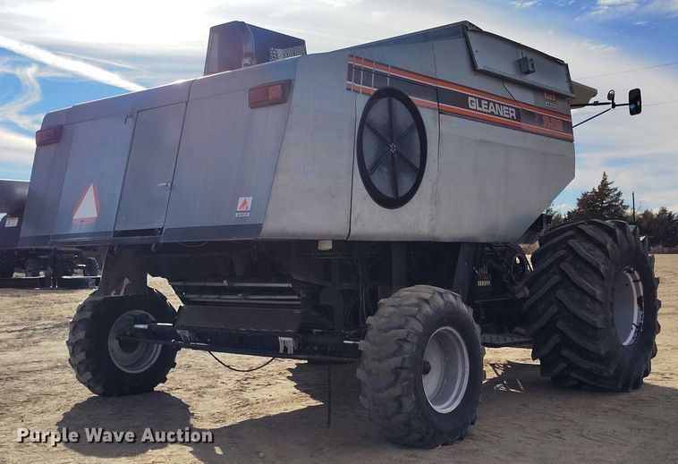 image for item DT0840 Gleaner R62 combine