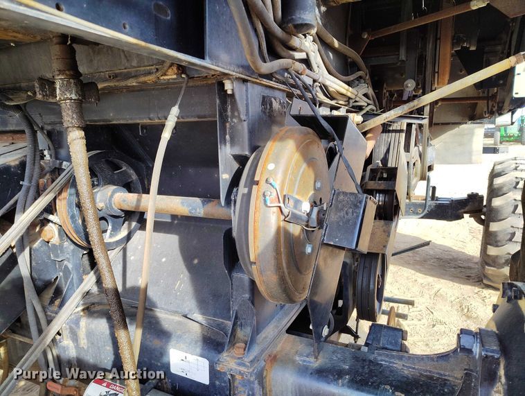 image for item DT0840 Gleaner R62 combine