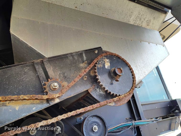 image for item DT0840 Gleaner R62 combine