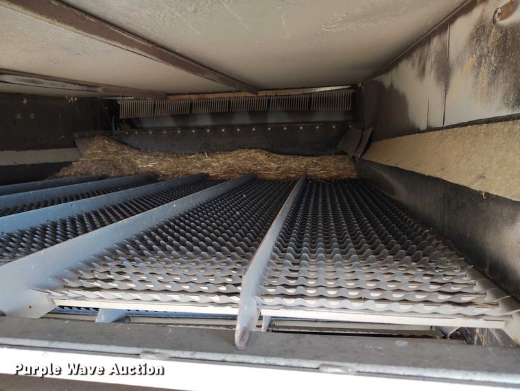 image for item DT0840 Gleaner R62 combine