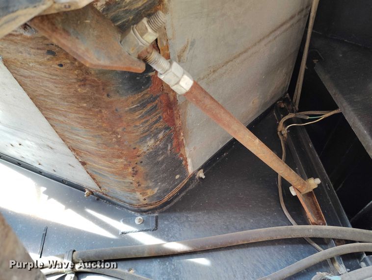 image for item DT0840 Gleaner R62 combine