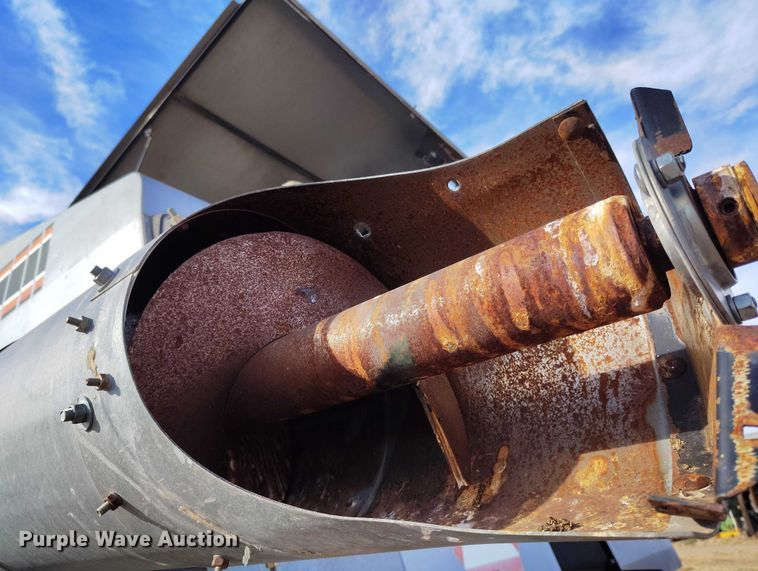 image for item DT0840 Gleaner R62 combine