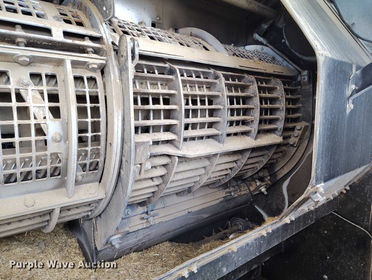 image for item DT0840 Gleaner R62 combine