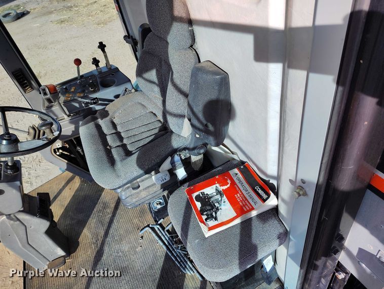 image for item DT0840 Gleaner R62 combine