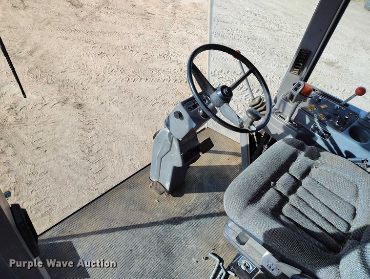 image for item DT0840 Gleaner R62 combine