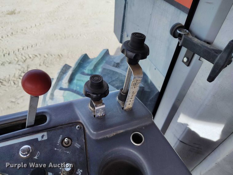 image for item DT0840 Gleaner R62 combine