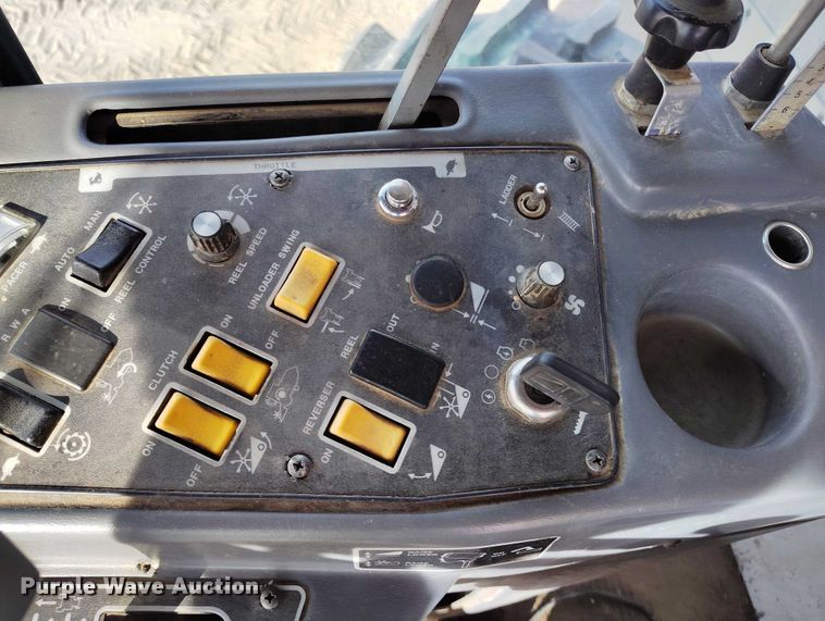 image for item DT0840 Gleaner R62 combine