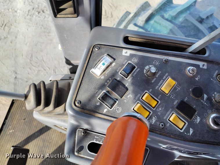 image for item DT0840 Gleaner R62 combine