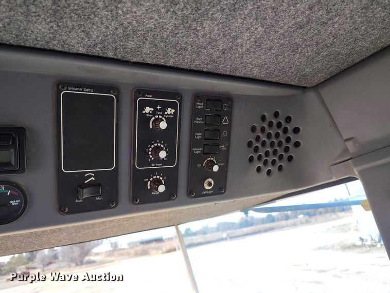 image for item DT0840 Gleaner R62 combine