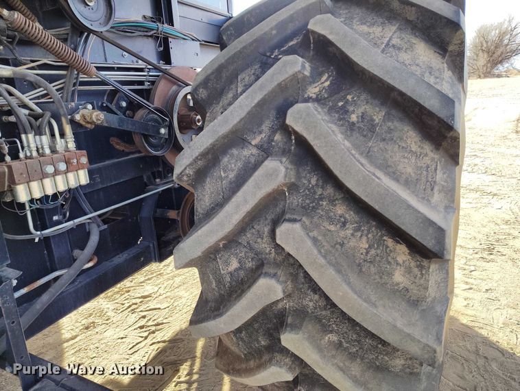 image for item DT0840 Gleaner R62 combine