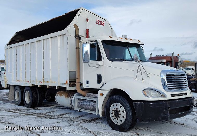image for item DT0883 2009 Freightliner Columbia 120 silage truck