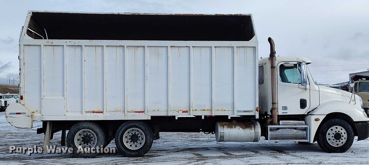 image for item DT0883 2009 Freightliner Columbia 120 silage truck