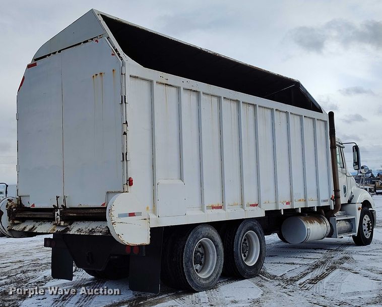 image for item DT0883 2009 Freightliner Columbia 120 silage truck