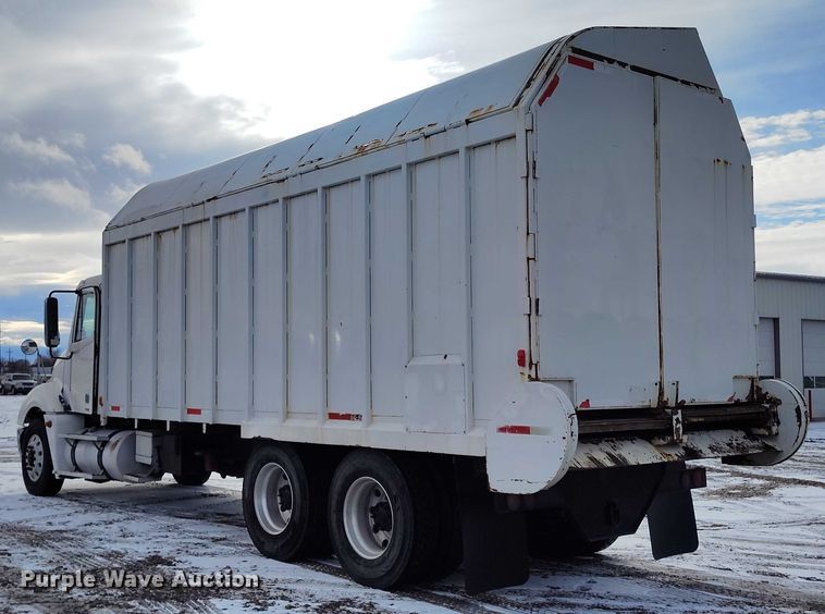 image for item DT0883 2009 Freightliner Columbia 120 silage truck