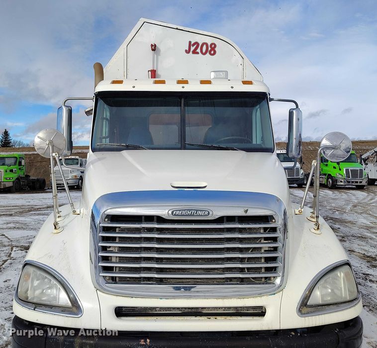 image for item DT0883 2009 Freightliner Columbia 120 silage truck