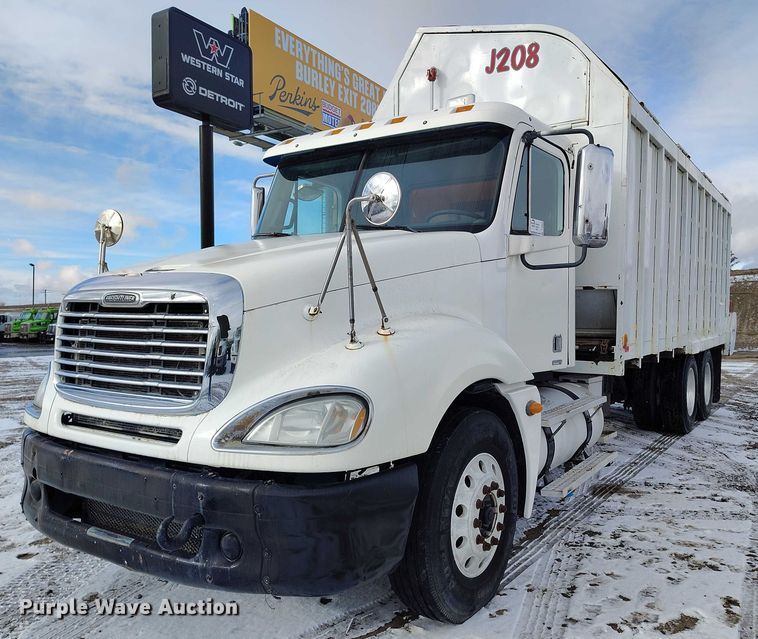 image for item DT0883 2009 Freightliner Columbia 120 silage truck