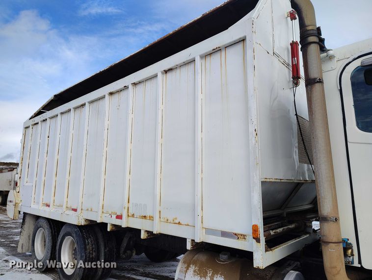 image for item DT0883 2009 Freightliner Columbia 120 silage truck