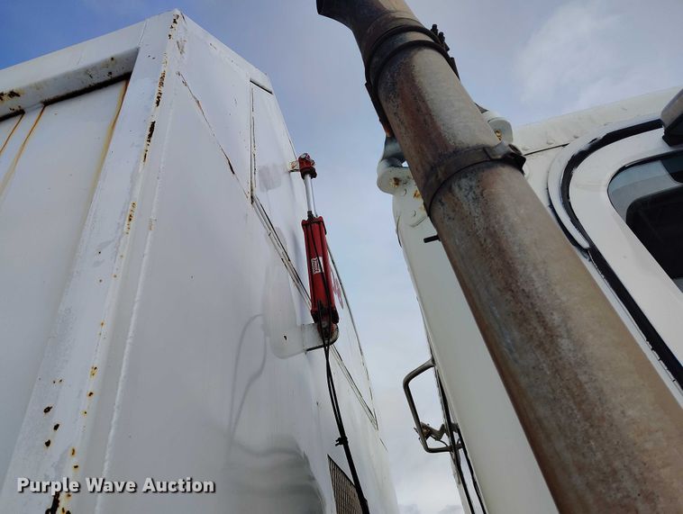 image for item DT0883 2009 Freightliner Columbia 120 silage truck