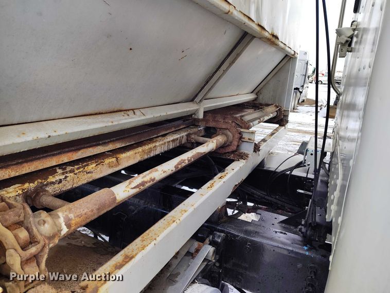 image for item DT0883 2009 Freightliner Columbia 120 silage truck