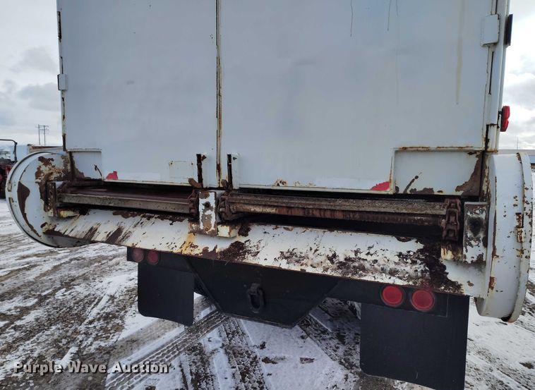 image for item DT0883 2009 Freightliner Columbia 120 silage truck