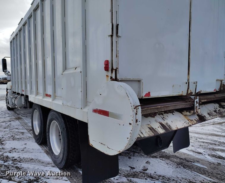 image for item DT0883 2009 Freightliner Columbia 120 silage truck