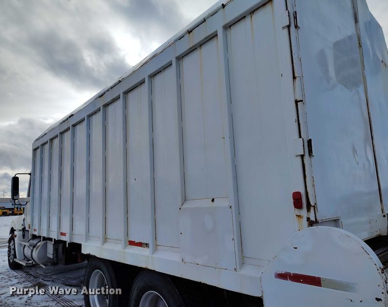 image for item DT0883 2009 Freightliner Columbia 120 silage truck