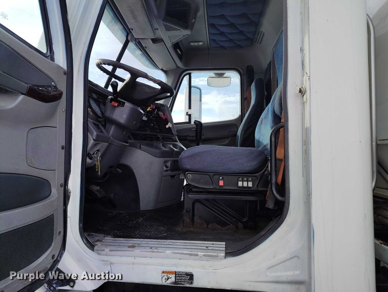 image for item DT0883 2009 Freightliner Columbia 120 silage truck