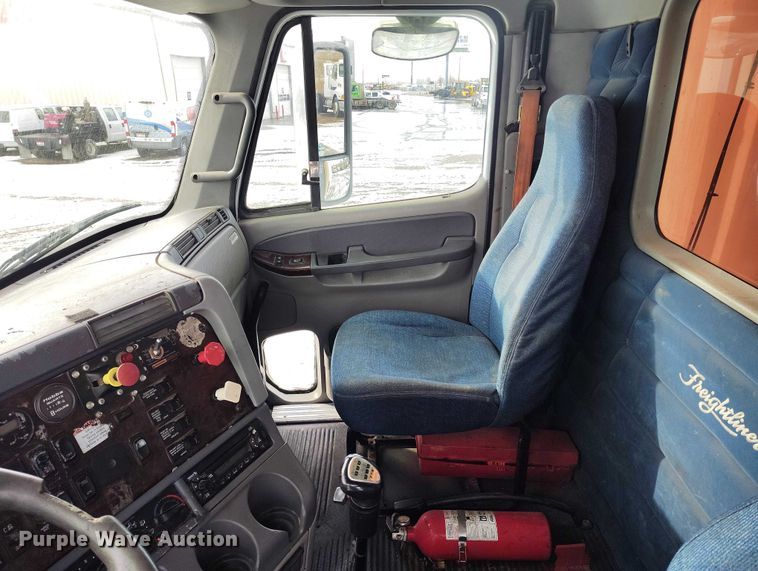 image for item DT0883 2009 Freightliner Columbia 120 silage truck