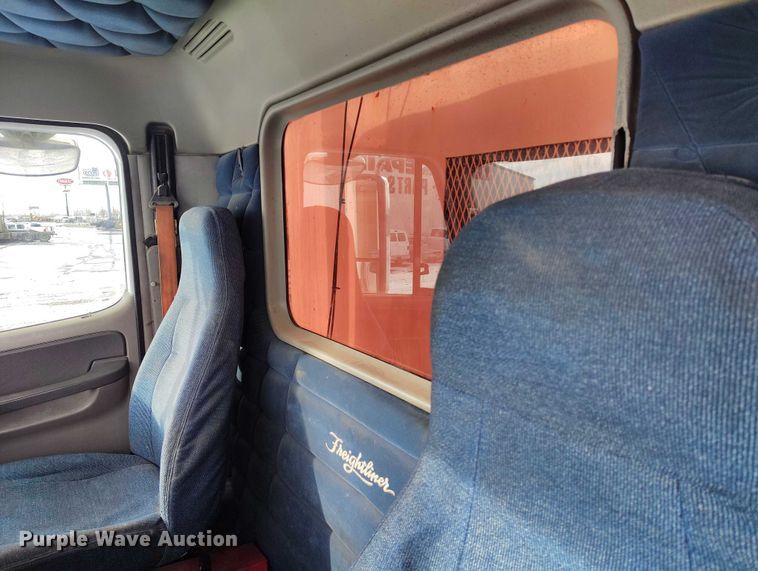 image for item DT0883 2009 Freightliner Columbia 120 silage truck