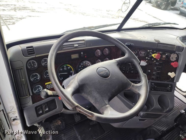 image for item DT0883 2009 Freightliner Columbia 120 silage truck