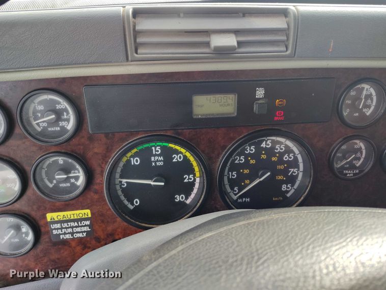 image for item DT0883 2009 Freightliner Columbia 120 silage truck